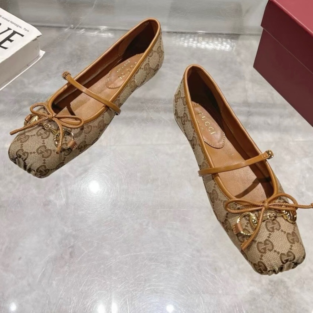 Gucci Women's Beige Monogram Flats